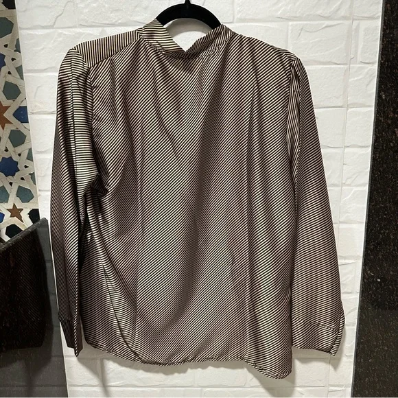 Gold full sleeves top with a knot ✨👚 - Picture 2 of 4